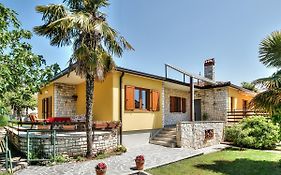 Lovric House With Apartments
