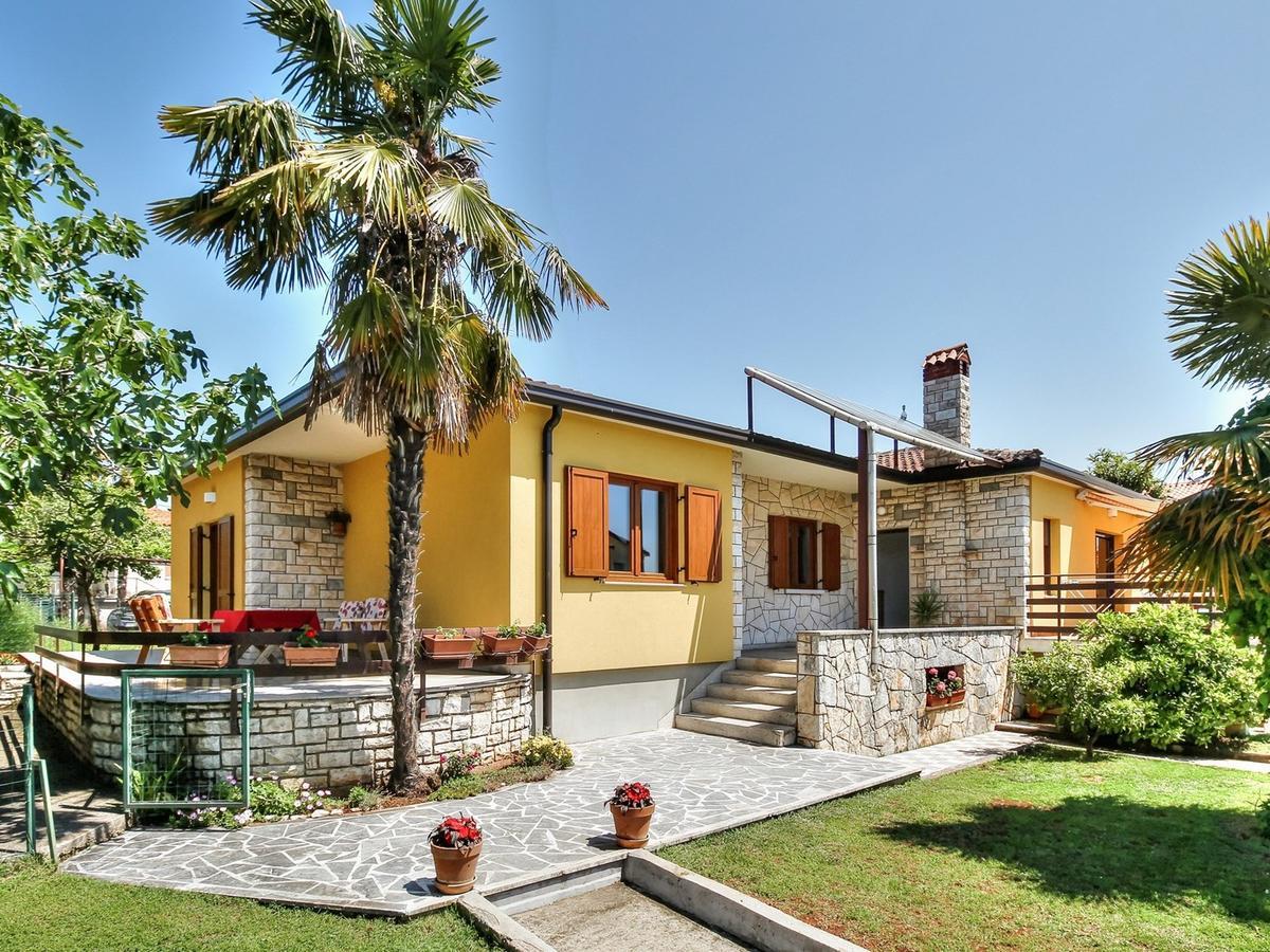Lovric House With Apartments Umag Buitenkant foto