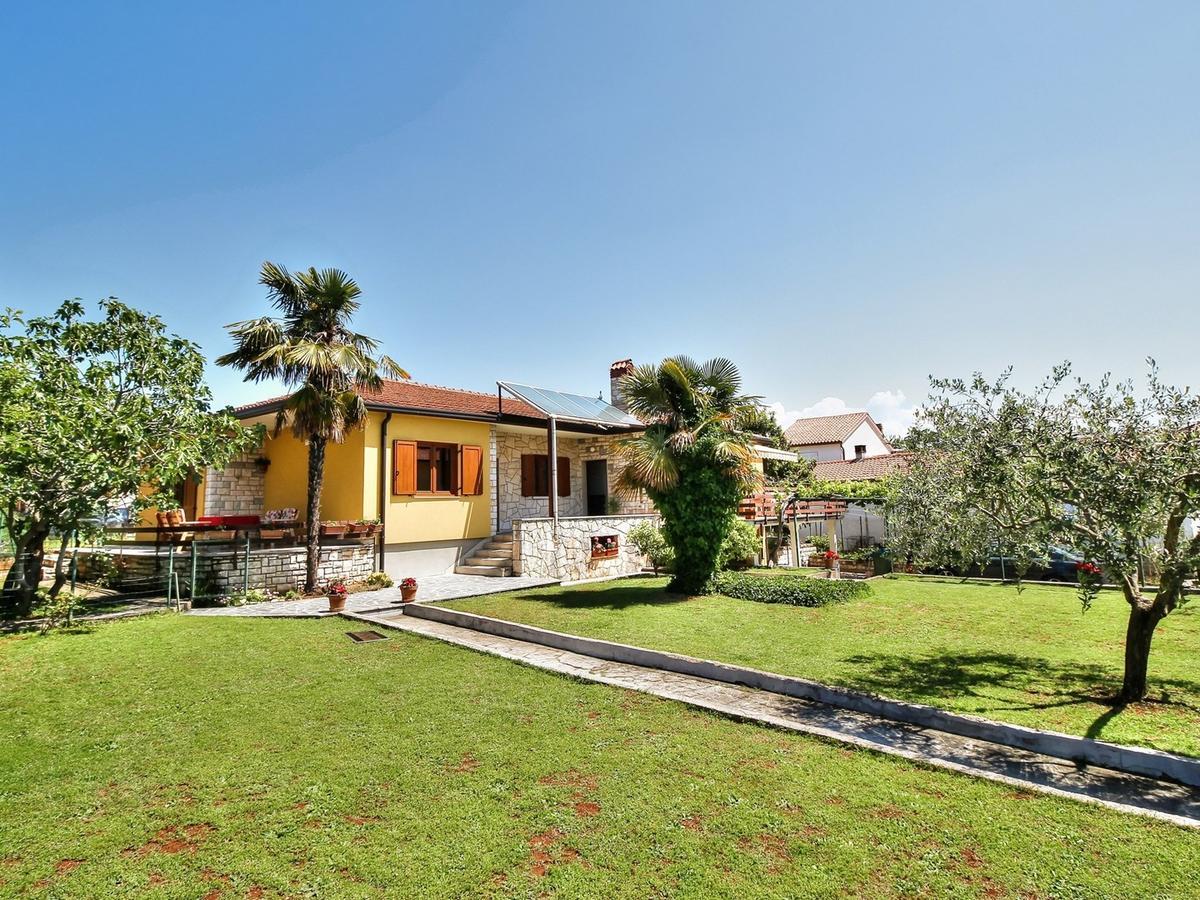 Lovric House With Apartments Umag Buitenkant foto