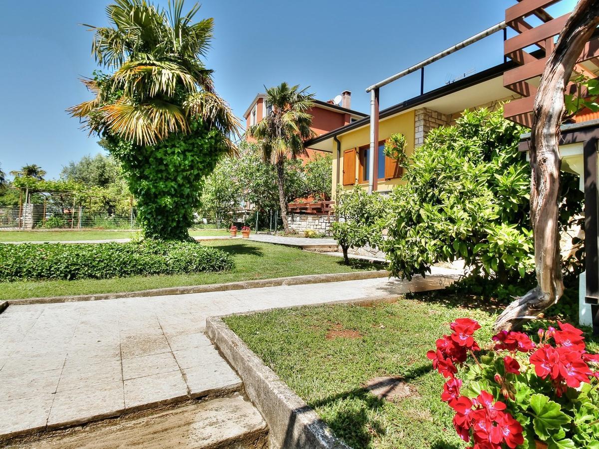 Lovric House With Apartments Umag Buitenkant foto