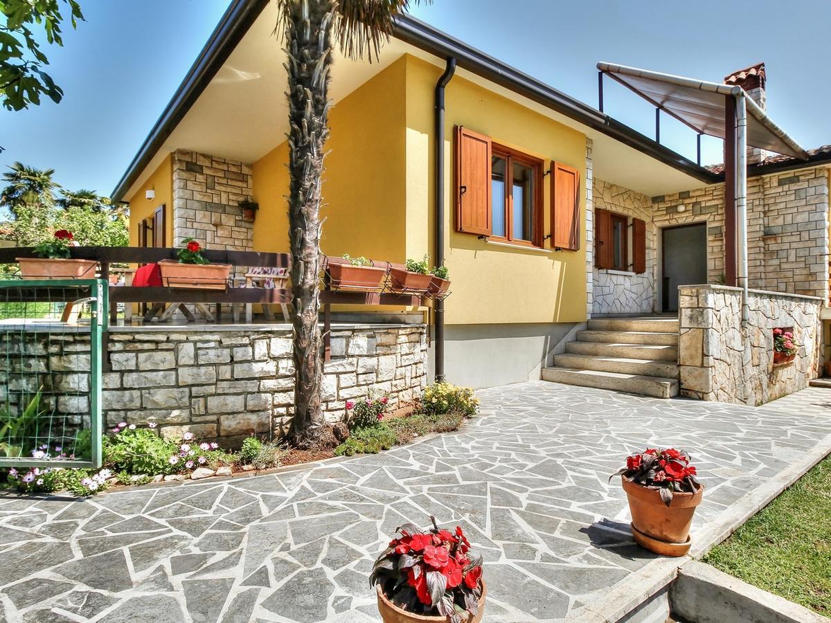 Lovric House With Apartments Umag Buitenkant foto